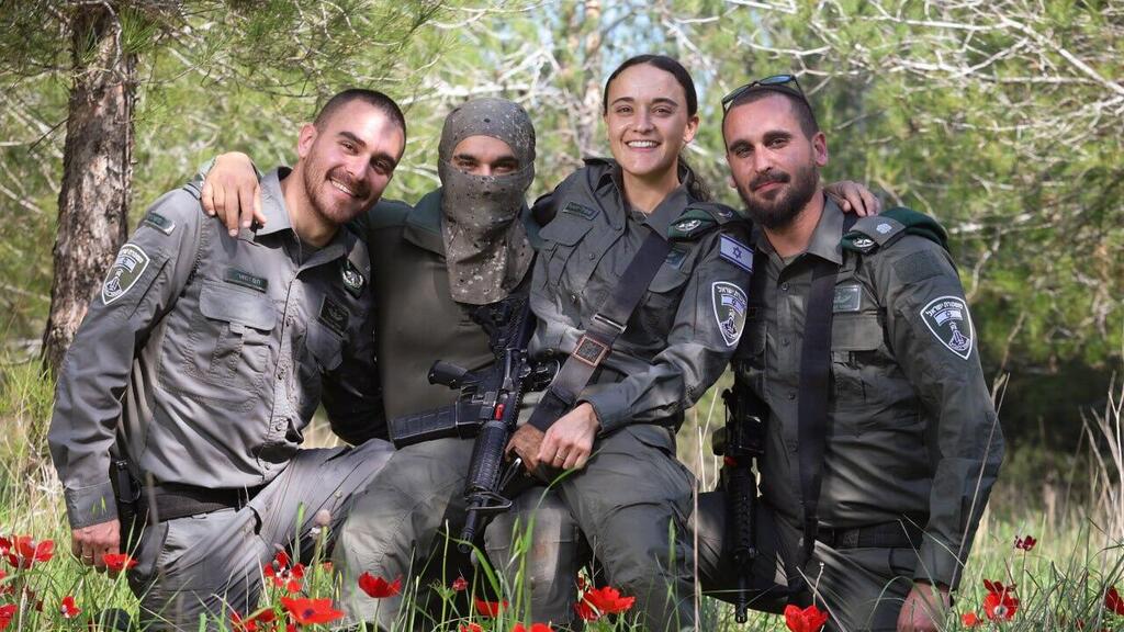 Эмили Дамари с братьями, 2023 год (Фото: Авигайль Узи) בן, תם, ש, ואמילי דמארי לוחמי המג"ב