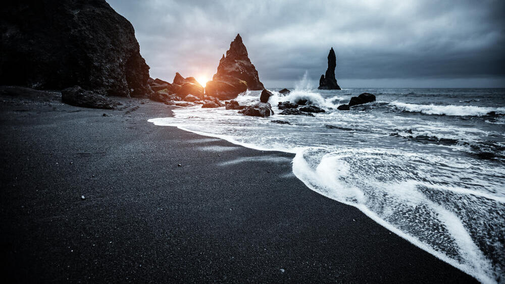 Reynisfjara Beach, Iceland (Photo: Shutterstock) חוף רייניספיארה