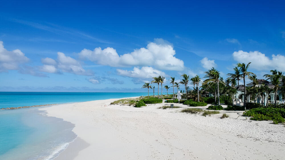 Пляж Грейс-Бэй (Фото: shutterstock) גרייס ביי ביץ' (Grace Bay Beach) שבאיי טרקס וקייקוס