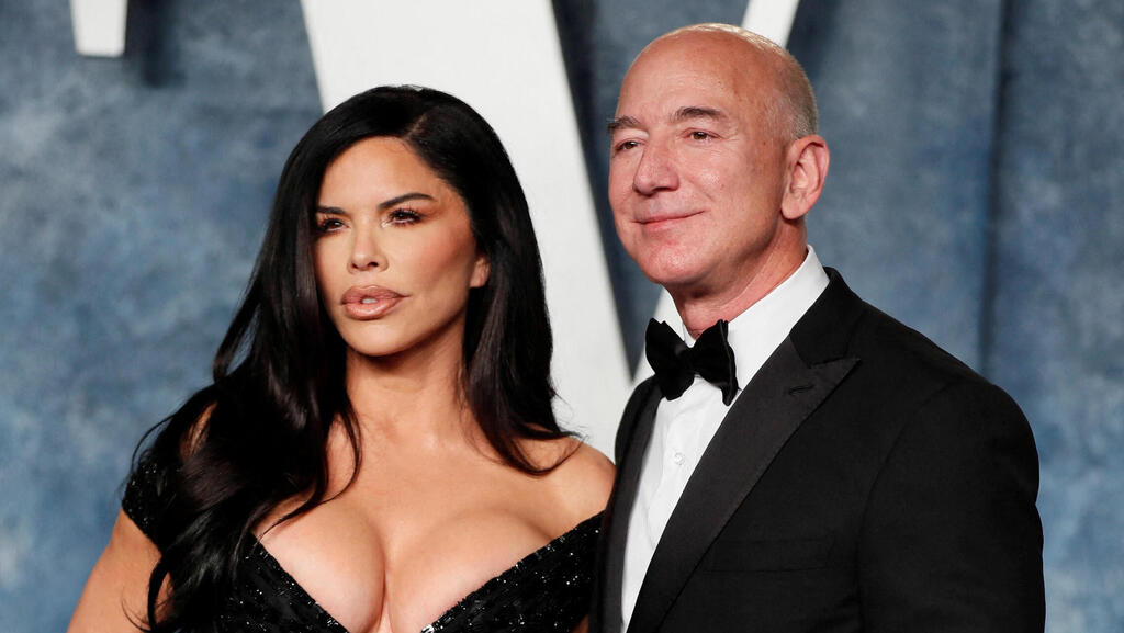 Jeff Bezos and Lauren Sánchez. They bought three properties on the island but remain outside the club (Photo: Danny Moloshock\Reuters) ג'ף בזוס לורן סנצ'ז ואניטי פייר אוסקר