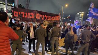 שלט "שמאלנים בוגדים" בהפגנה בעד המהפכה המשפטית