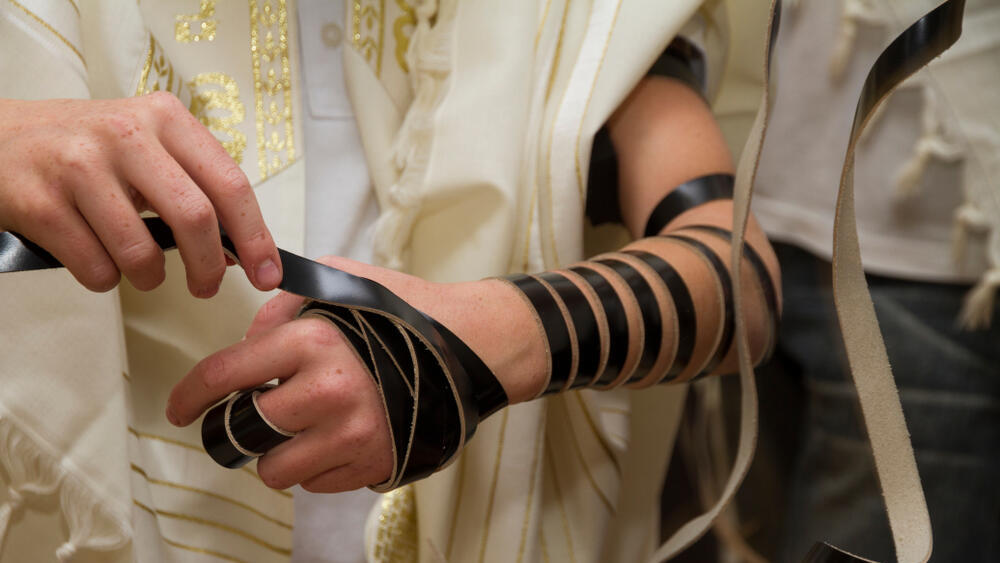 נער מניח תפילין