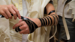 נער מניח תפילין