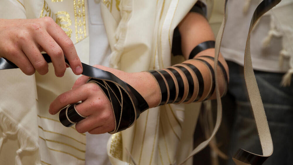 נער מניח תפילין