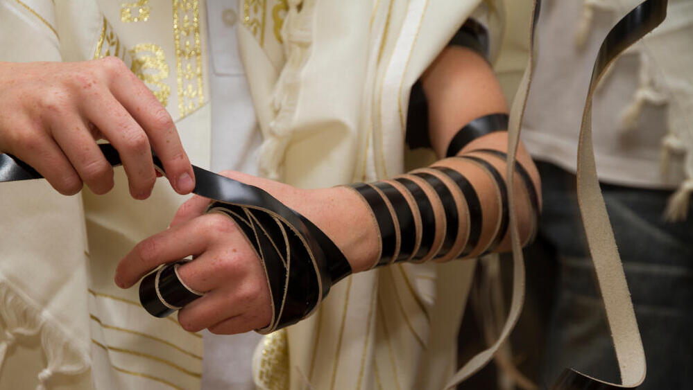 נער מניח תפילין