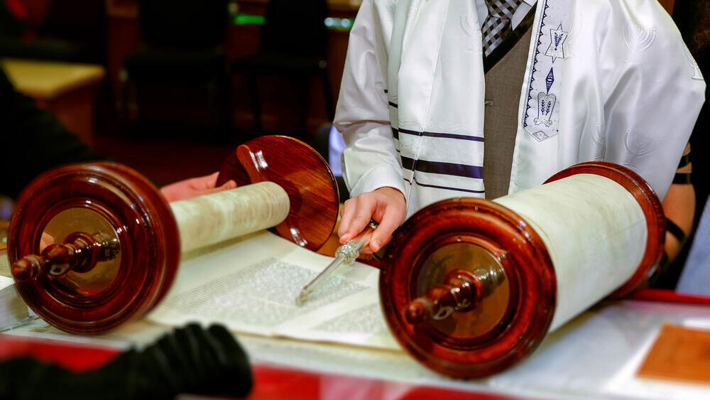 נער בר מצווה קורא בתורה