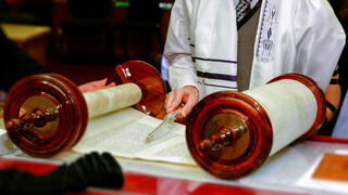 נער בר מצווה קורא בתורה