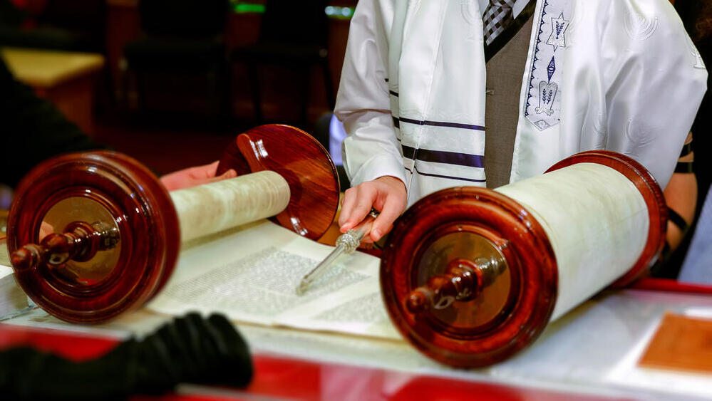 נער בר מצווה קורא בתורה