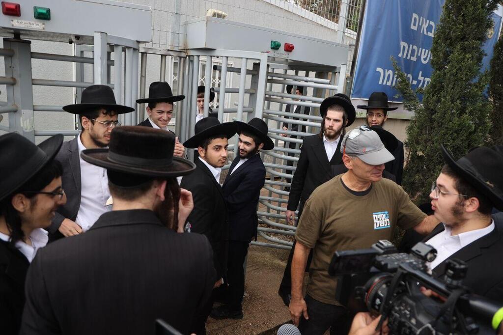 חברי ארגון "אחים לנשק"  מנסים לשכנע חרדים להתגייס לצה"ל בבקו"ם