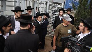 חברי ארגון "אחים לנשק"  מנסים לשכנע חרדים להתגייס לצה"ל בבקו"ם