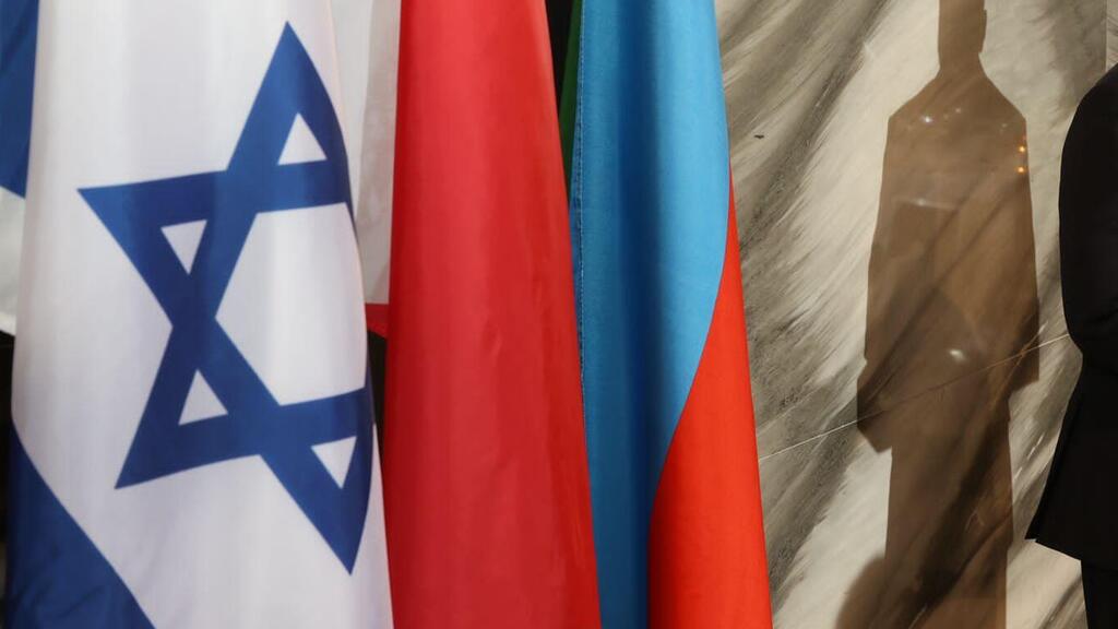 מיכאל הרצוג, קאזאר איברהים ושייח' עבדאללה בן ראשיד אל חליפה