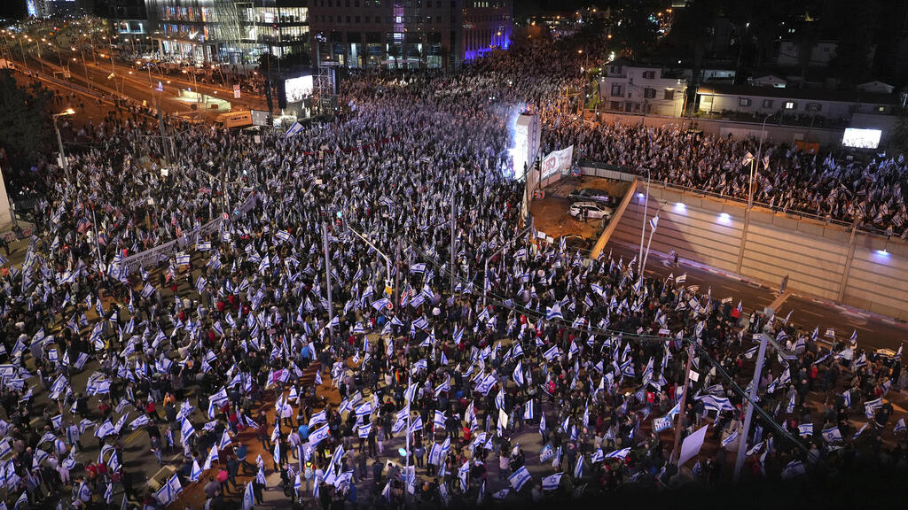 Protest in Tel Aviv against the judicial overhaul (Photo: AP) הפגנה נגד המהפכה המשפטית, תל אביב