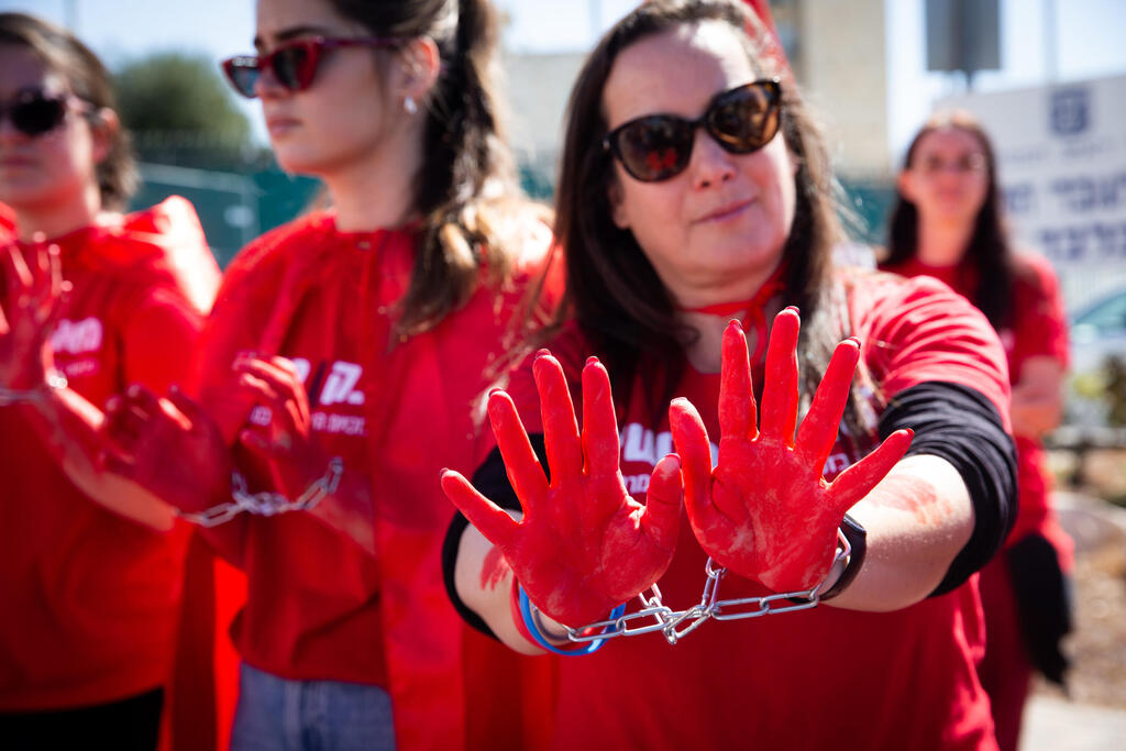 Women demonstrating near the Knesset (Photo: Alex Kolomoisky) מחאת נשים מול הכנסת