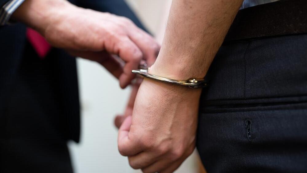 Задержанный в наручниках (Фотоиллюстрация: shutterstock) אילוסטרציה מעצר אזיקים