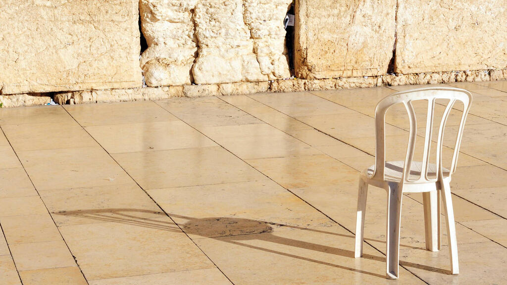 Пластиковый стул "Кетер" (Фото: shutterstock) כיסא כתר פלסטיק