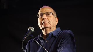 משה בוגי יעלון בהפגנה נגד הרפורמה המשפטית ברחוב קפלן בתל אביב