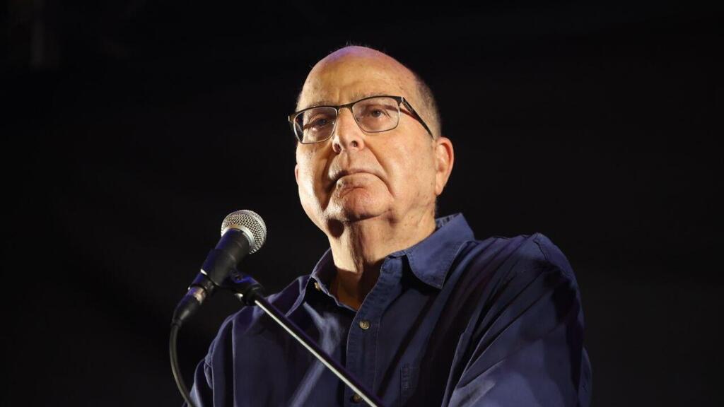 משה בוגי יעלון בהפגנה נגד הרפורמה המשפטית ברחוב קפלן בתל אביב
