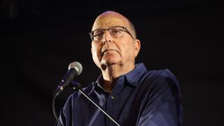 משה בוגי יעלון בהפגנה נגד הרפורמה המשפטית ברחוב קפלן בתל אביב