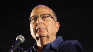 משה בוגי יעלון בהפגנה נגד הרפורמה המשפטית ברחוב קפלן בתל אביב