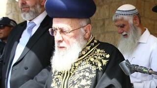 הרב שמואל רבינוביץ לצד הרבנים הראשיים