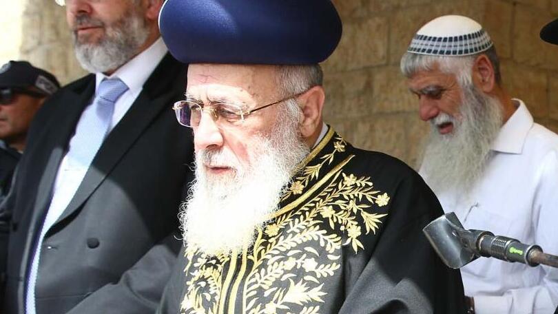 הרב שמואל רבינוביץ לצד הרבנים הראשיים