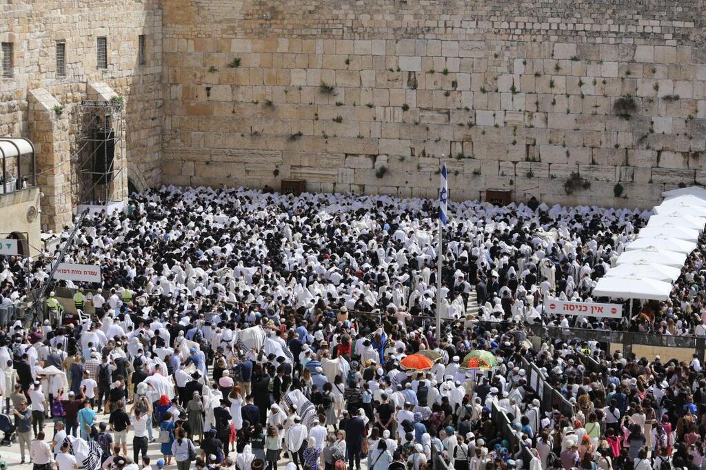 Thousands at Birkat Kohanim at the Western Wall (Photo: Western Wall Heritage Foundation) Thousands at Birkat Kohanim at the Western Wall