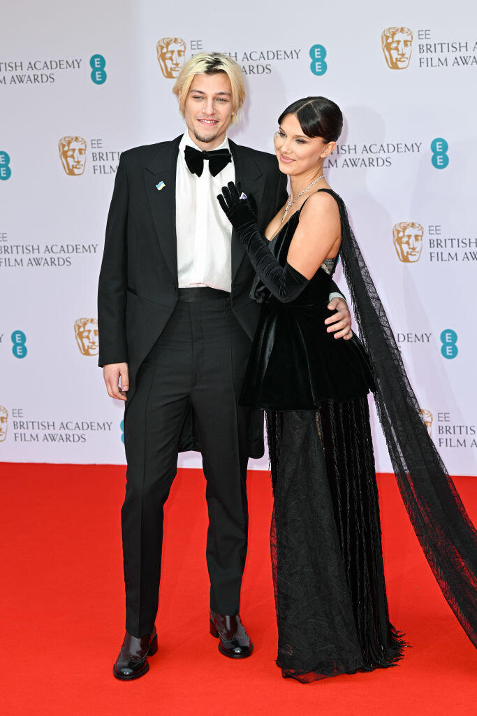 גרים בחווה עם עשרות בעלי חיים. בראון ובעלה ג'ייק (צילום: Corbis / GettyImages) מילי בובי בראון ג'ק בון ג'ובי