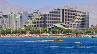 Вид на северный берег Красного моря с эйлатскими отелями 