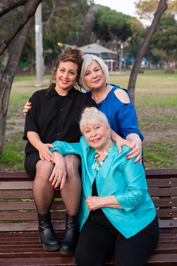 דבורה ויינשטיין עם משפחתה