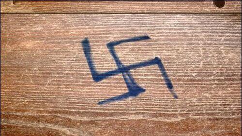 Свастика, вырезанная на школьной парте в США (Фото: из архива ) צלב קרס שנחרט על שולחן בית ספר בניו ג'רזי