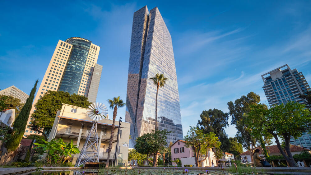 מגדל עזריאלי שרונה על רקע מתחם שרונה