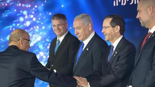נשיא המדינה עם זוכה פרס ישראל בתחום חקר הכימיה והנדסה כימית, פרופסור עמנואל פלד