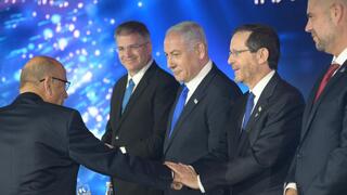 נשיא המדינה עם זוכה פרס ישראל בתחום חקר הכימיה והנדסה כימית, פרופסור עמנואל פלד