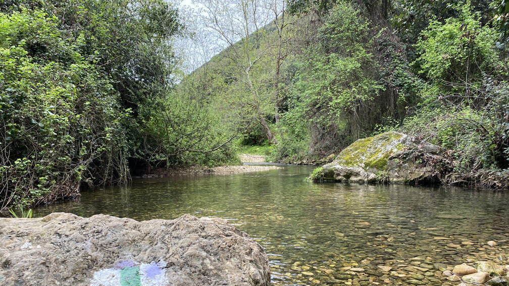 המסלול מצריך לעתים חצייה רטובה של נחל כזיב