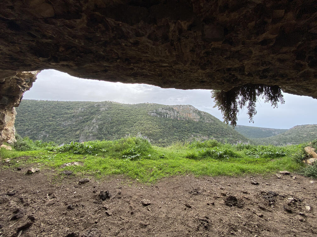 נוף מצוקי נחל כזיב מתוך מערת המקדש