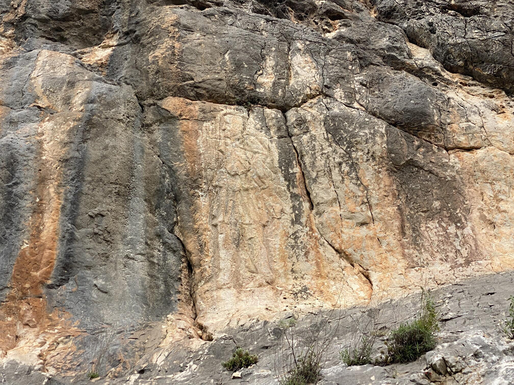 תבליט הסלע "האיש שבקיר" ליד מערת המקדש