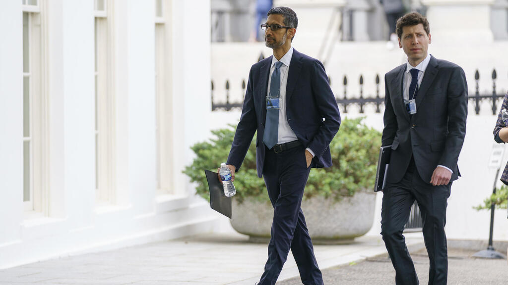Google CEO Sundar Pichai and OpenAI CEO Sam Altman (צילום: Evan Vucci / AP) סם אלטמן וסונדר פיצ'אי בכניסה לפגישה בבית הלבן