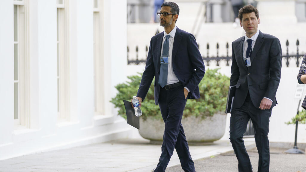 Sam Altman and Sundar Pichai (Photo: Evan Vucci / AP) סם אלטמן וסונדר פיצ'אי בכניסה לפגישה בבית הלבן