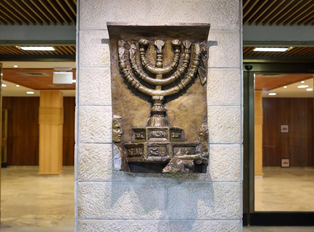 Relief of the Temple menorah at the entrance used by Knesset members (Photo: Noam Moskowitz/Knesset Spokesperson’s Office) תבליט המנורה בכניסת הח"כים במשכן הכנסת