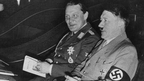היטלר לצד גרינג, בימים אחרים. המברק השפיע עליו מאוד