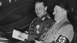 היטלר לצד גרינג, בימים אחרים. המברק השפיע עליו מאוד