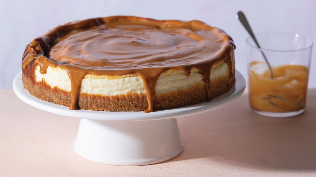 עוגת גבינה עם קוטג' וקרם ריבת חלב