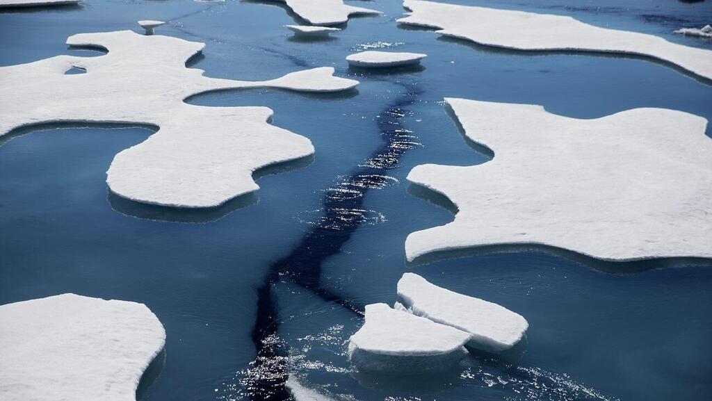 Ice melting (Photo: AP) המסת קרח ים בשל משבר האקלים
