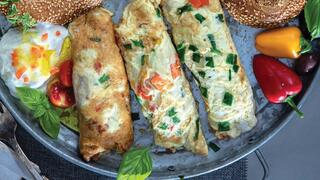 חביתה מגולגלת במילוי גבינת זיתים וירקות