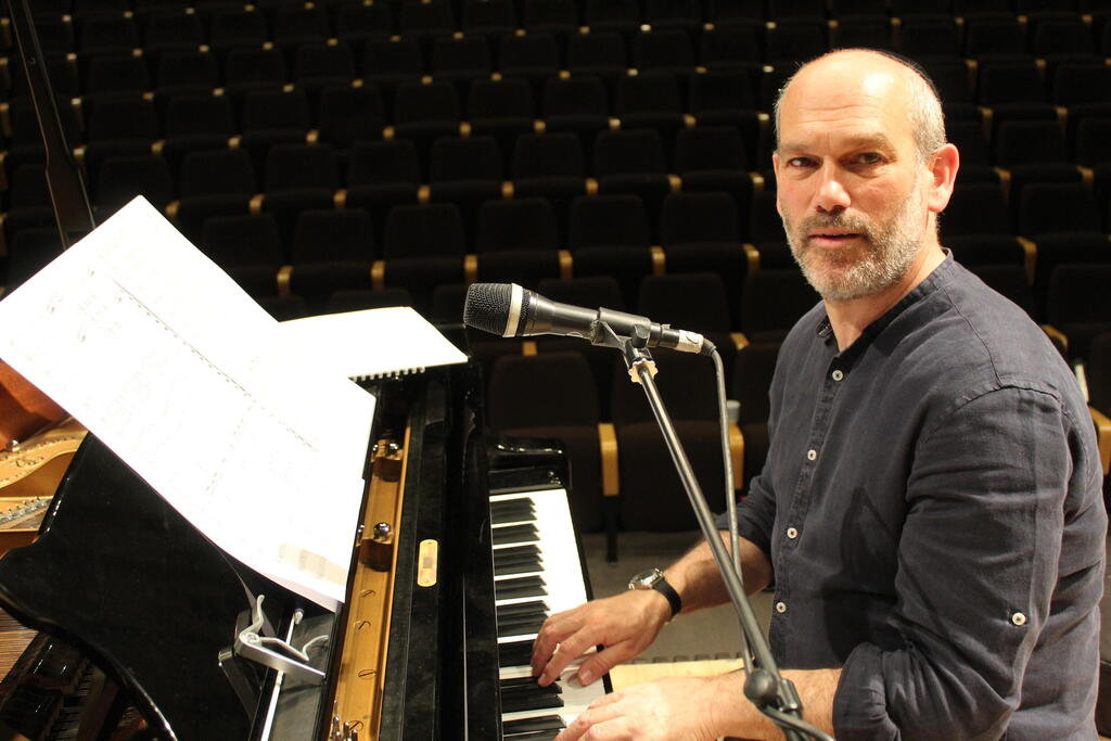 Yonatan Razel (Photo: Shmuel Munitz) יונתן רזאל לצד הפסנתר
