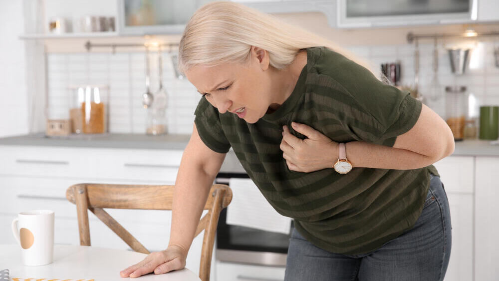 Why unexplained fatigue can be an early warning sign of a heart attack in women (Photo: Shutterstock) אישה אירוע לב התקף לב נשים מחלת לב אירוע לבבי
