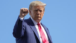 נשיא ארה"ב לשעבר טראמפ עולה למטוסו בנמל תעופה ב מיאמי בדרכו לניו ג'רזי אחרי דיון ב אישום נגדו בפרשת מסמכים מסווגים 