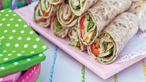 לאפה מגולגלת עם חביתה ודברים טובים