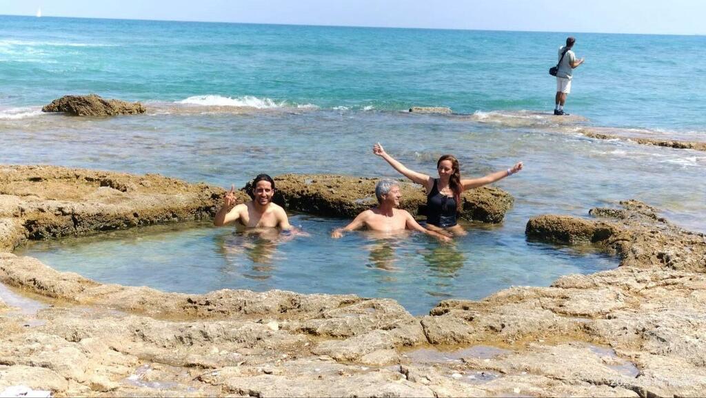 Large waves crashing against the lagoon and rocks feed fresh water into the circular pool in a thin, pleasantly gentle stream (Photo: Avihu Shapira) חוף תל שקמונה
