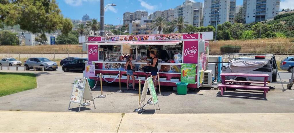 Up above there’s an amazing promenade with food trucks (Photo: Assaf Kamar) פוד-טראק בטיילת ליד חוף תל שקמונה